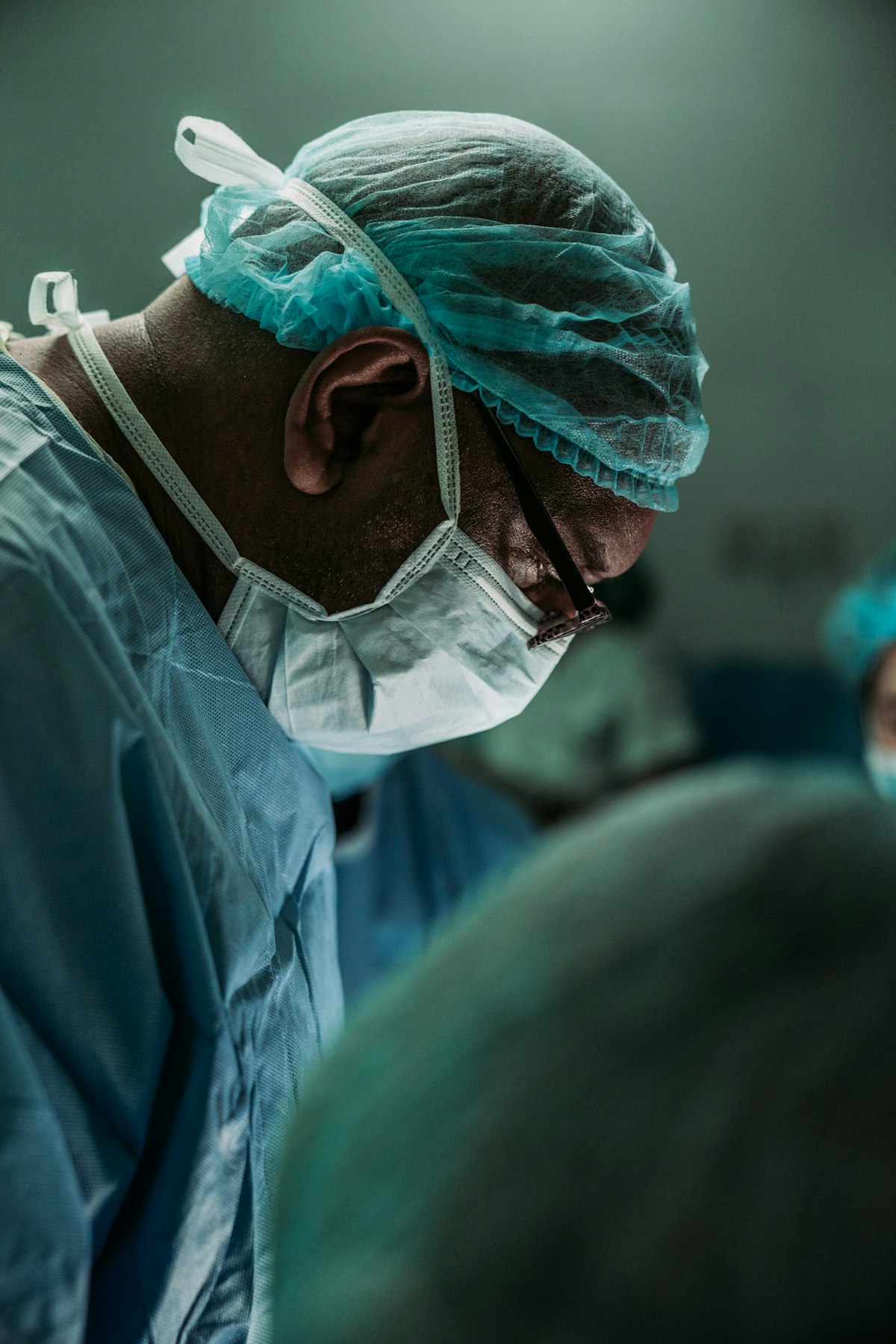 Equipe médica em ambiente hospitalar moderno
